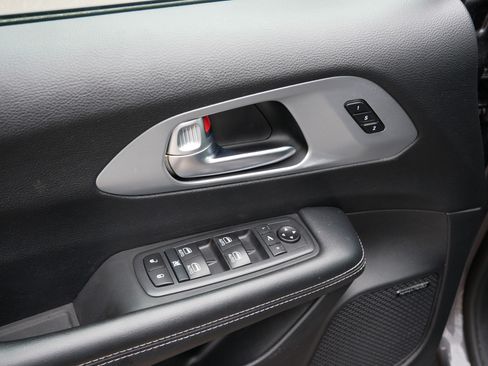 Used 2020 Chrysler Pacifica Limited w/ Advanced Safetytec Group FWD image 20
