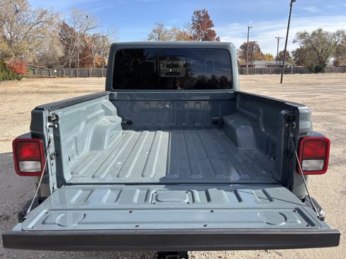 Used 2025 Jeep Gladiator Sport image 22
