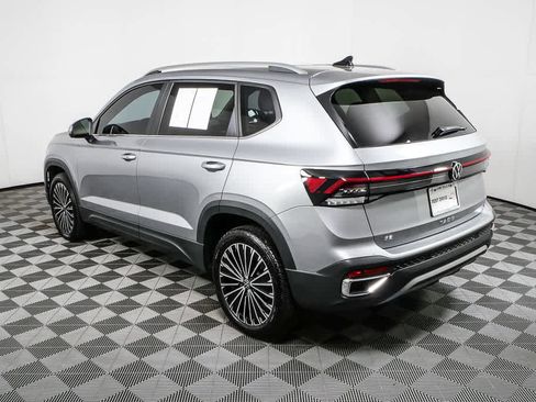 Certified 2025 Volkswagen Taos SE w/ Panoramic Sunroof Package FWD image 32