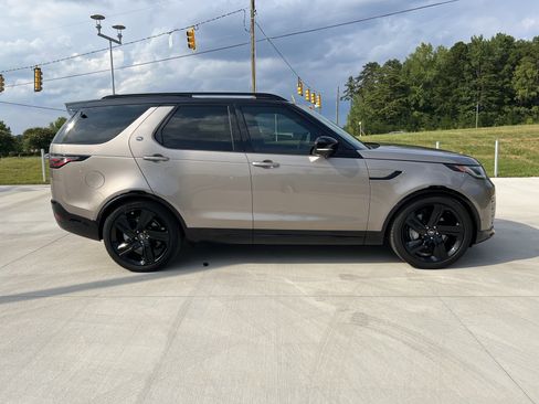 Used 2025 Land Rover Discovery Dynamic SE AWD/4WD image 9