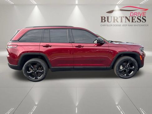 Used 2023 Jeep Grand Cherokee Limited w/ Black Appearance Package AWD/4WD image 10