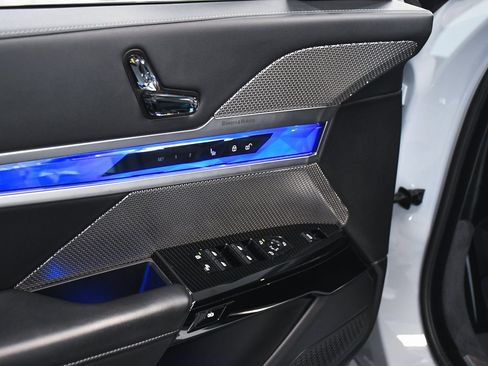 Used 2025 BMW 740i image 10