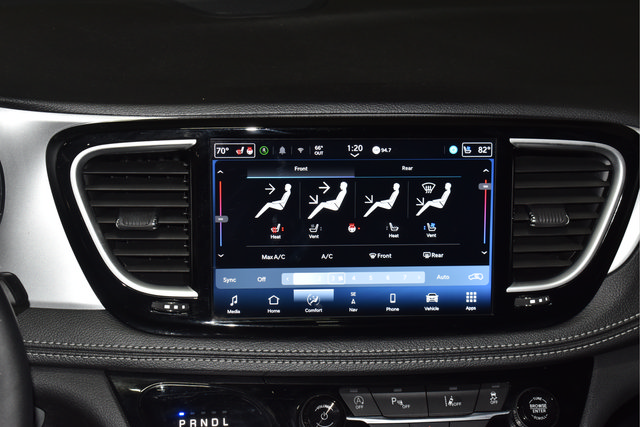 Certified 2025 Chrysler Pacifica Limited FWD image 36
