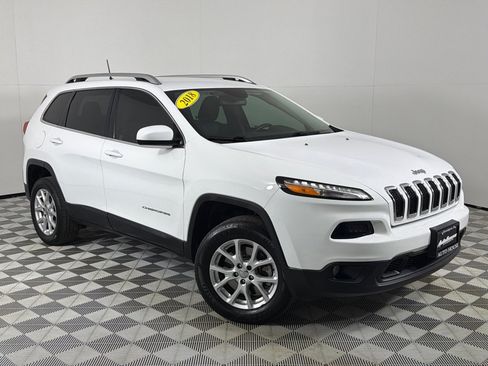 Used 2018 Jeep Cherokee Latitude w/ Cold Weather Group image 2