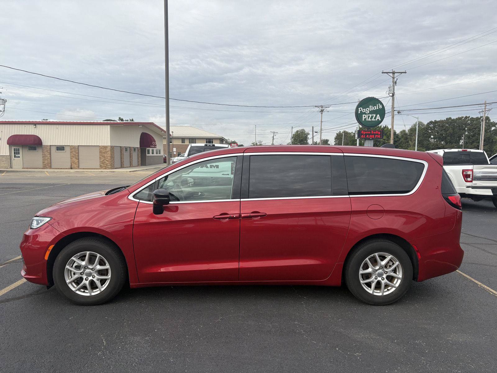 Used 2024 Chrysler Pacifica Touring-L FWD image 5