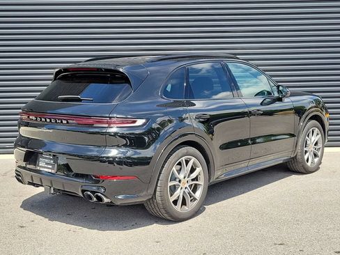 Certified 2025 Porsche Cayenne AWD/4WD image 7