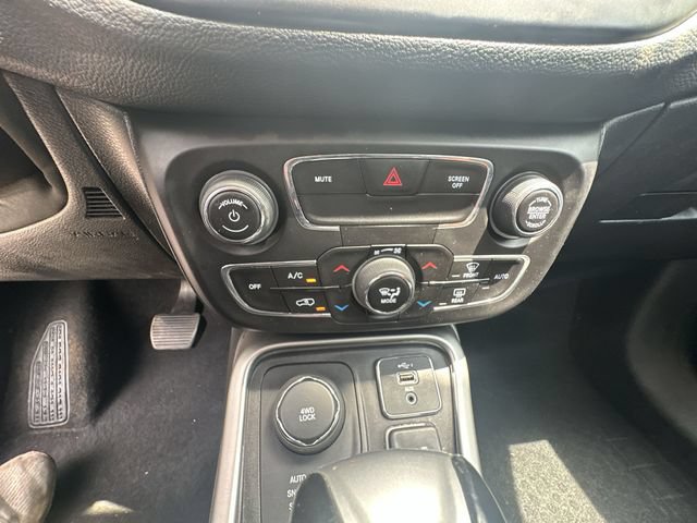 Used 2019 Jeep Compass Latitude w/ Popular Equipment Group AWD/4WD image 36