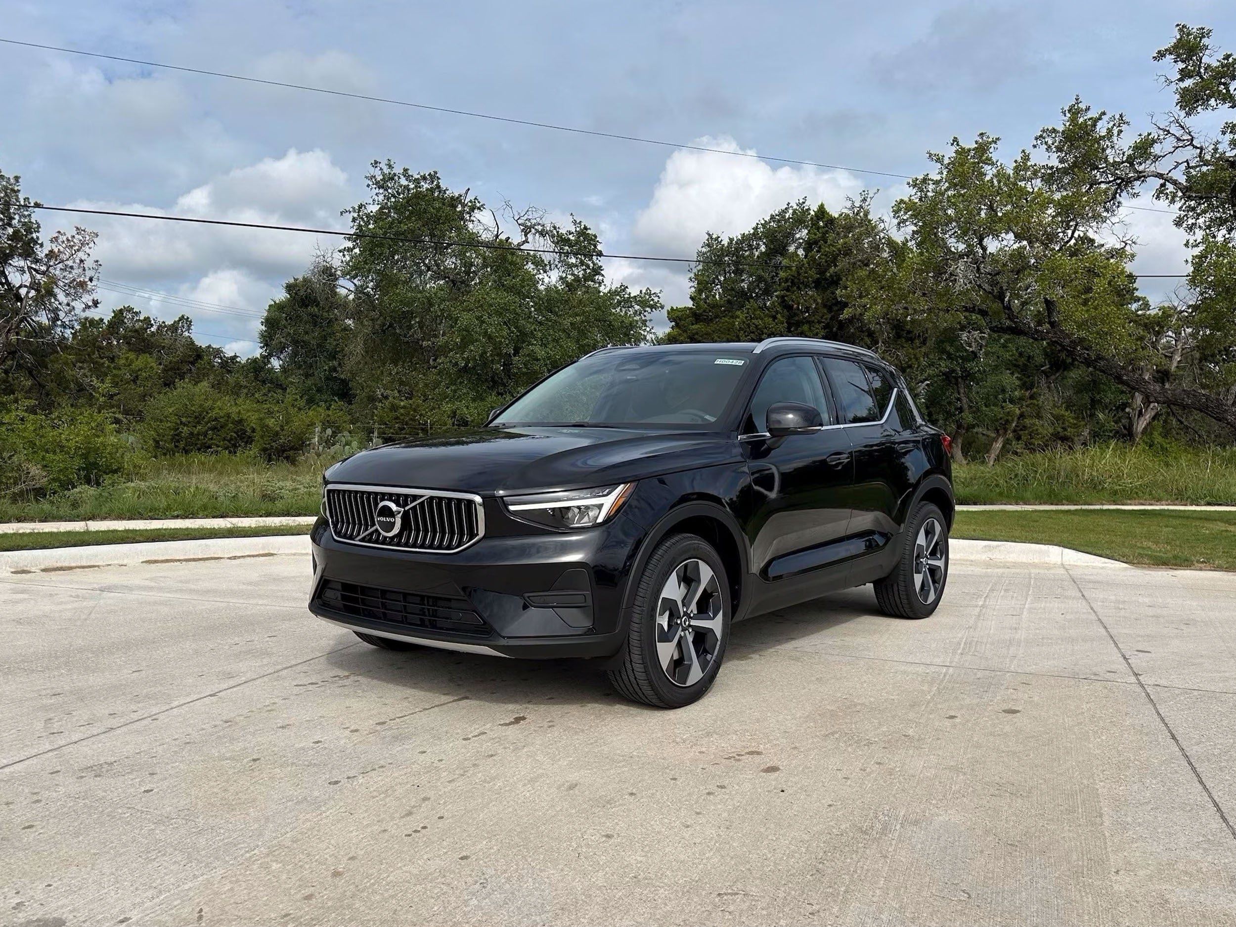 Used 2025 Volvo XC40 B5 Core w/ Protection Package Premier AWD/4WD image 2