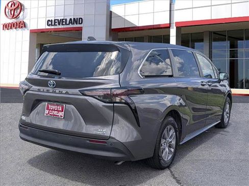 Used 2023 Toyota Sienna XLE FWD image 7
