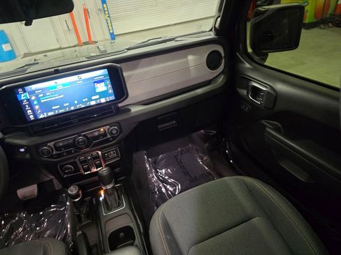Used 2025 Jeep Wrangler Sport S image 33