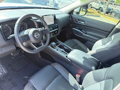 Certified 2025 Nissan Pathfinder SL image 13