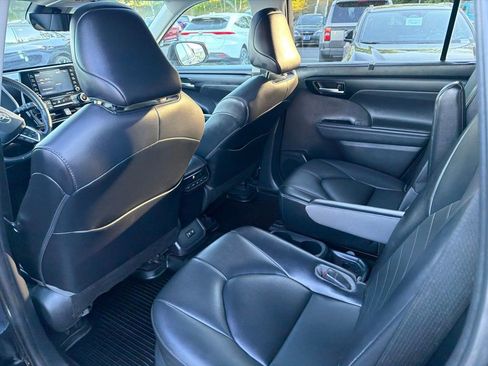 Used 2021 Toyota Highlander XLE AWD/4WD image 20