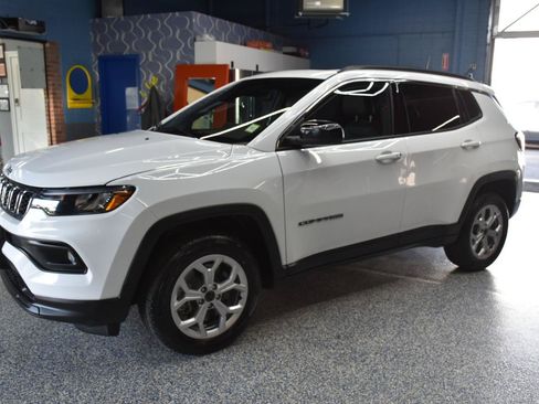 Used 2025 Jeep Compass Latitude w/ Sun & Sound Group AWD/4WD image 10