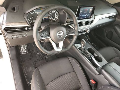 Used 2025 Nissan Altima 2.5 SV FWD image 12