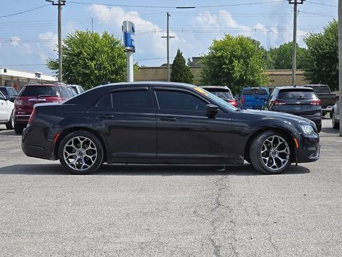 Used 2018 Chrysler 300 Touring w/ Sport Appearance Package image 8