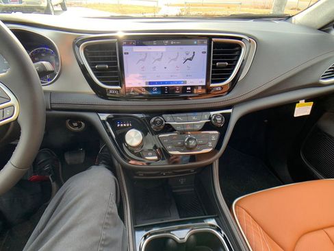 New 2026 Chrysler Pacifica Pinnacle image 19