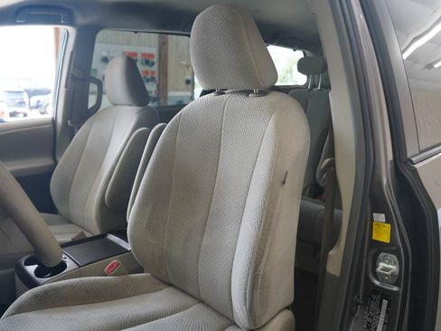 Used 2011 Toyota Sienna LE FWD image 23