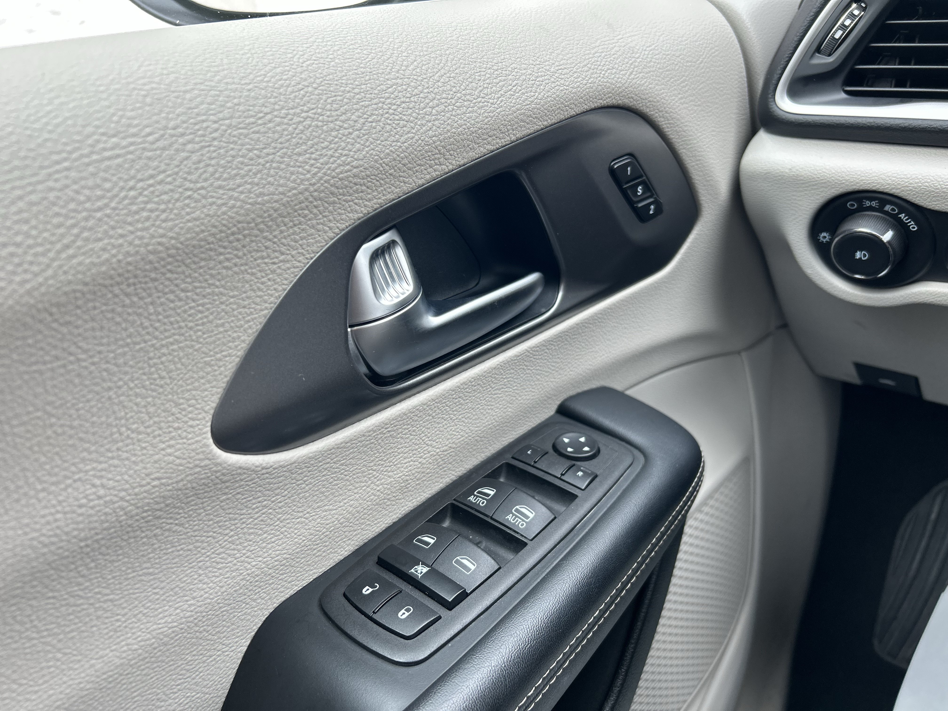 Used 2023 Chrysler Pacifica Touring-L FWD image 16