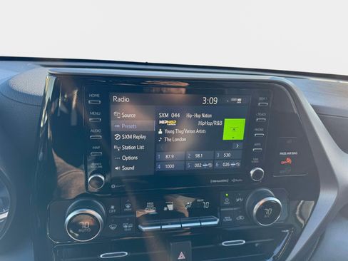 Used 2022 Toyota Highlander LE image 25