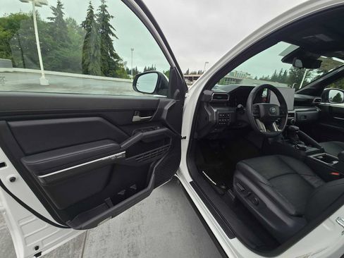 Certified 2025 Toyota Tacoma TRD Off-Road AWD/4WD image 20