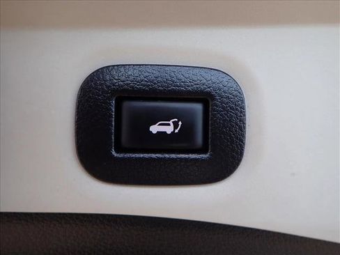 Used 2018 Nissan Rogue SL w/ Premium Package image 9