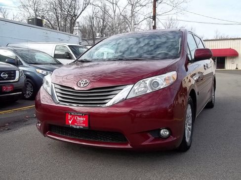 Used 2012 Toyota Sienna XLE image 1