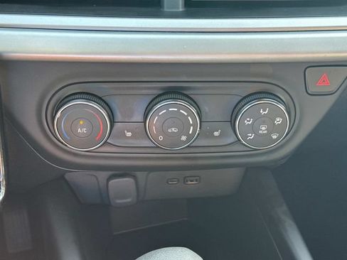 Used 2025 Chevrolet Trax LS w/ LS Convenience Package FWD image 27