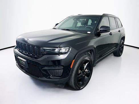 Used 2023 Jeep Grand Cherokee Altitude AWD/4WD image 3