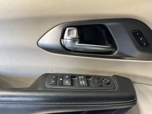 Used 2022 Chrysler Pacifica Touring-L image 15