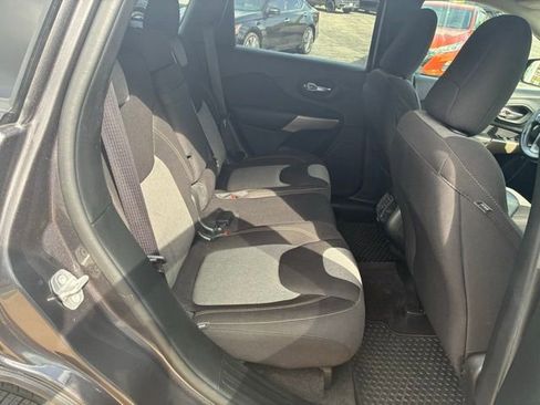 Used 2018 Jeep Cherokee Latitude AWD/4WD image 17