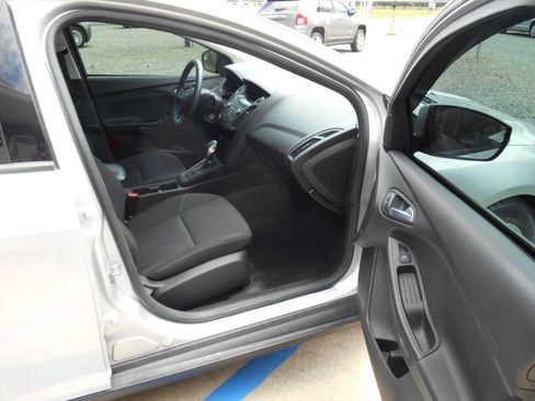 Used 2018 Ford Focus SE w/ Cold Weather Package FWD image 7