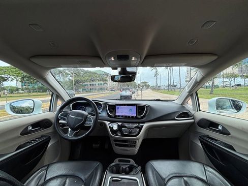 Used 2022 Chrysler Pacifica Touring-L FWD image 14