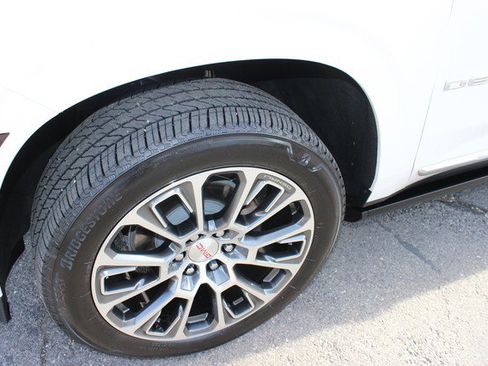 Used 2025 GMC Yukon Denali w/ Denali Reserve Package image 4