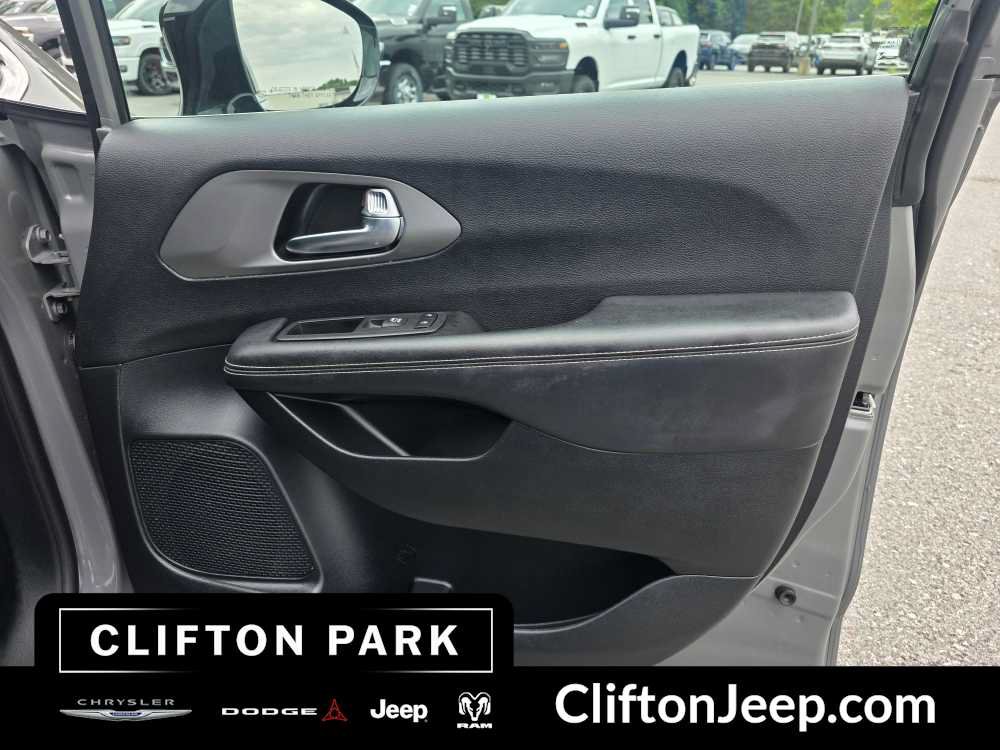 Certified 2025 Chrysler Pacifica Select FWD image 14