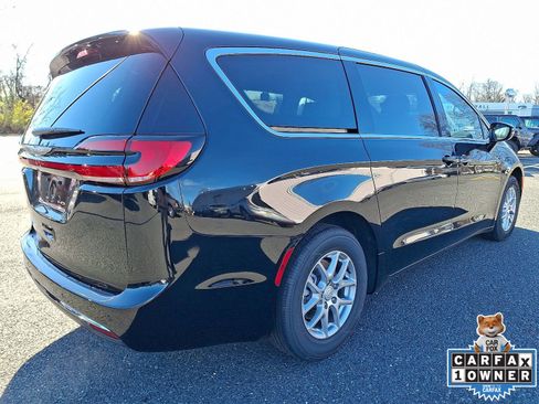 New 2026 Chrysler Pacifica Select image 3