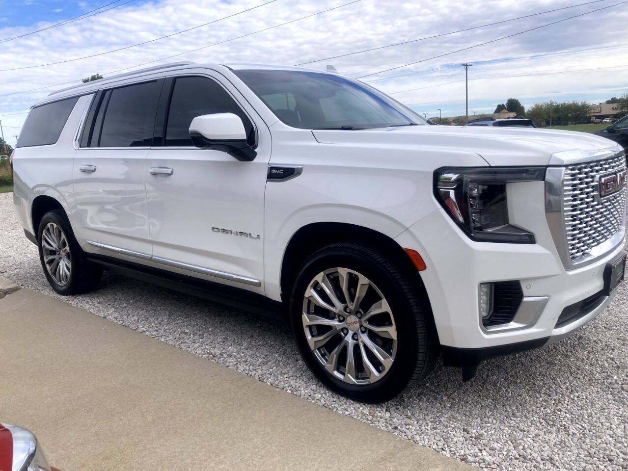 Used 2021 GMC Yukon XL Denali w/ Denali Ultimate Package AWD/4WD image 4
