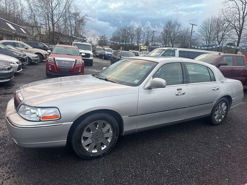 Used 2005 Lincoln Town Car Signature Limited image 21