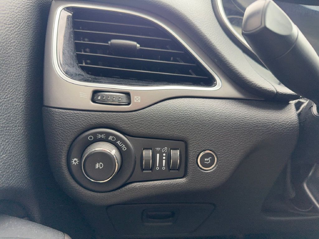 Used 2021 Jeep Cherokee Limited AWD/4WD image 14