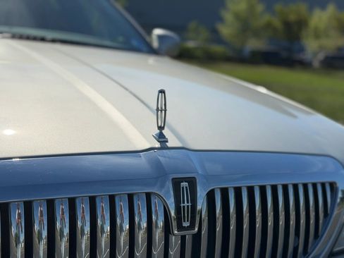 Used 2008 Lincoln Town Car Signature Limited image 4