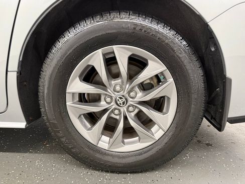 Used 2024 Toyota Sienna LE AWD/4WD image 19