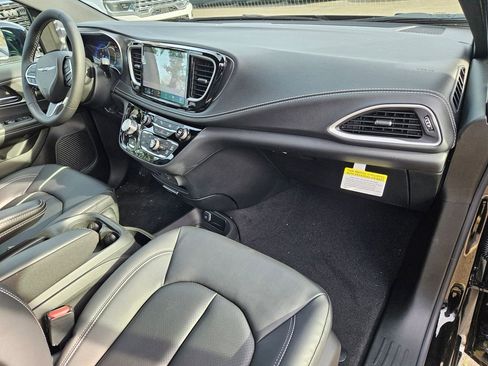 New 2026 Chrysler Pacifica Select image 21