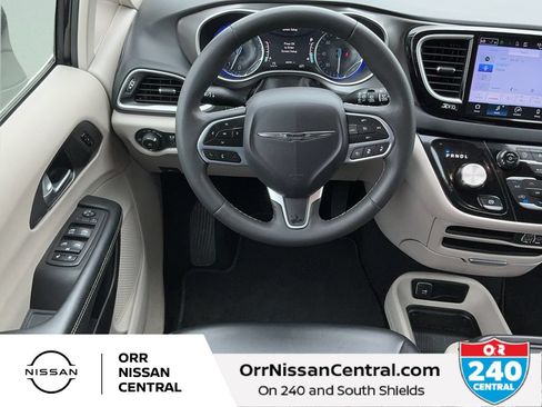 Used 2023 Chrysler Pacifica Touring-L FWD image 15