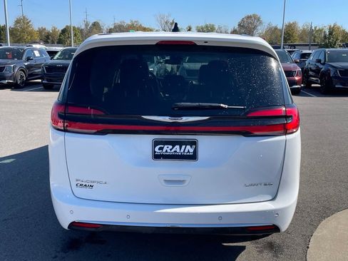 Used 2024 Chrysler Pacifica Limited image 7