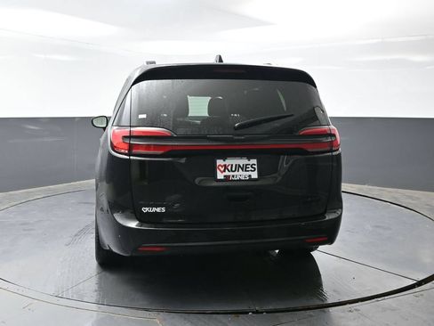 Used 2025 Chrysler Pacifica Limited FWD image 13