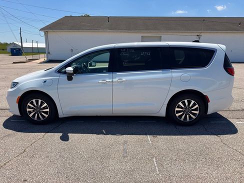 Used 2023 Chrysler Pacifica Touring-L FWD image 15