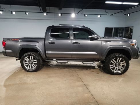 Used 2017 Toyota Tacoma TRD Sport w/ Tow Package (A/T) AWD/4WD image 8
