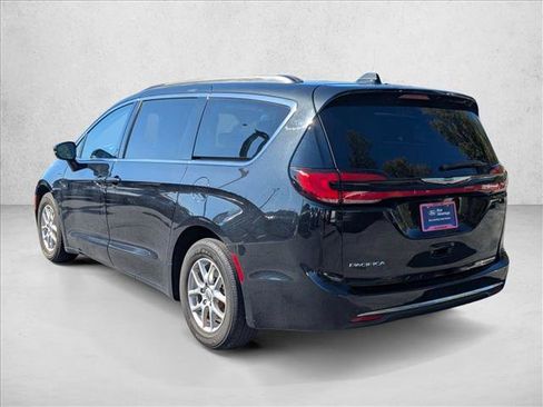 Used 2022 Chrysler Pacifica Touring-L image 8