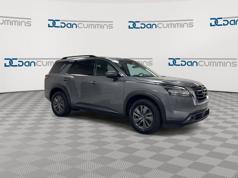 Used 2022 Nissan Pathfinder SV FWD image 2