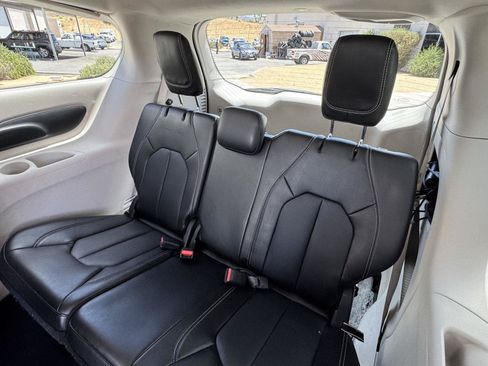 Used 2024 Chrysler Pacifica Touring-L FWD image 30