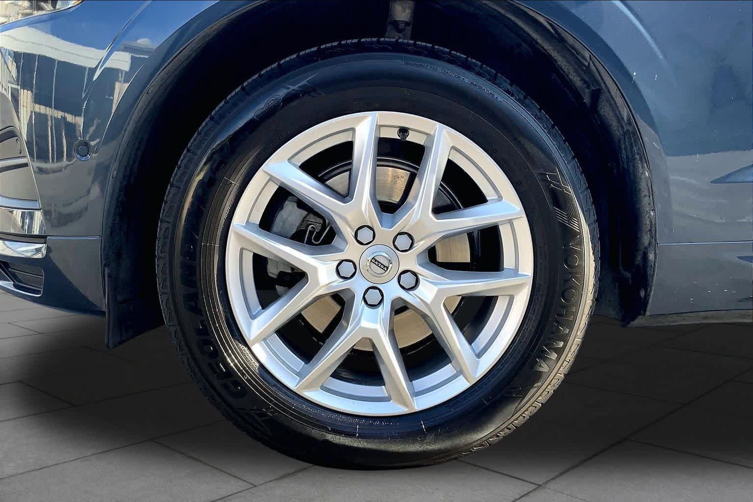 Used 2018 Volvo XC60 T5 Momentum w/ Vision Package AWD/4WD image 11